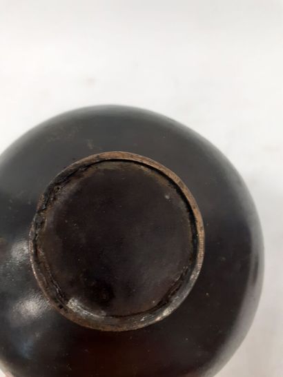 CHINE 
Petit vase en bronze 
H : 20 cm 