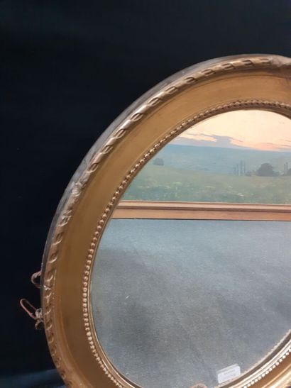 Miroir de forme ovale cadre en bois et stu...