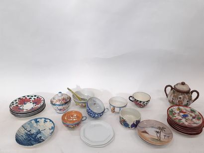 JAPON 
Lot d'éléments divers : sous tasses...