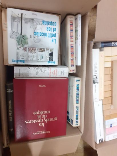 Lot de quatre cartons de livres dont des...