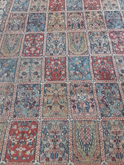 Tapis à décor de jardins
310 x 187 cm 