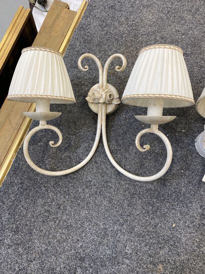 Paire d'appliques à deux feux en métal laqué...