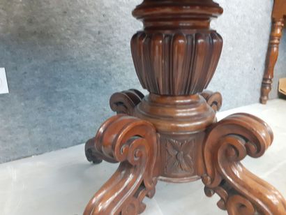 Guéridon en marbre 
H : 73 cm L : 124 cm...