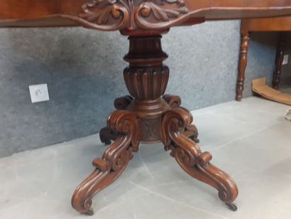 Guéridon en marbre 
H : 73 cm L : 124 cm...