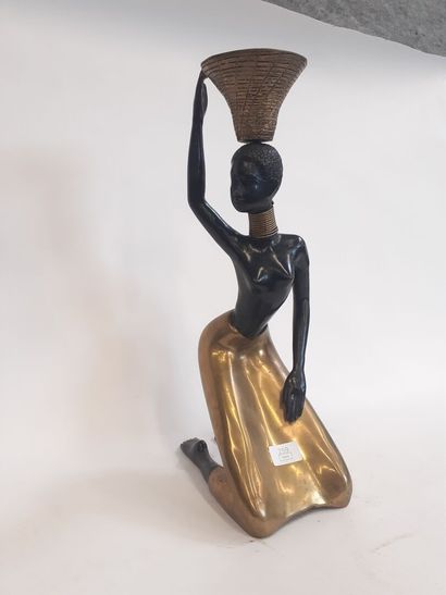 Africaine au panier, epreuve en bronze patiné...