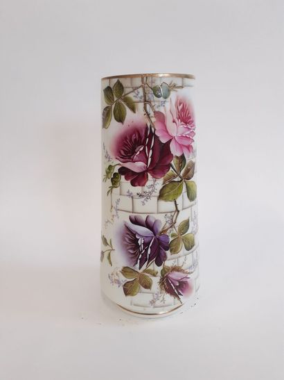 Vase en verre émaillé à décor de fleurs 
H...