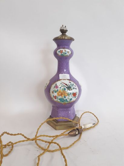 CHINE, Vase bouteille en porcelaine violette...