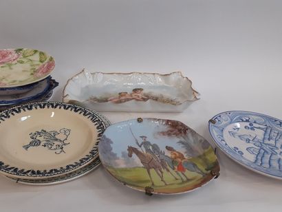 Lot d'assiettes et plats en faience 
