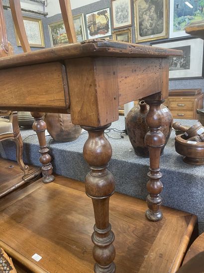 Table en noyer ouvrant par un tiroir
Pieds...