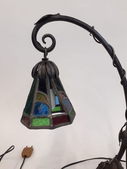 Lampe de bureau vers 1900
H : 39 cm 
Un verre...