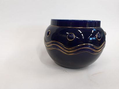 Cache pot en porcelaine à décor bleu d efour...