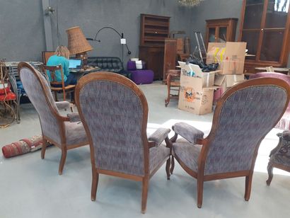 Trois fauteuils de style voltaire à crémaillère...