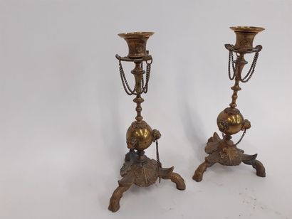 Paire de bougeoirs en laiton doré 
H : 26...