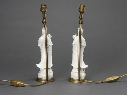 Paire de guanyin en porcelaine blanche montées...
