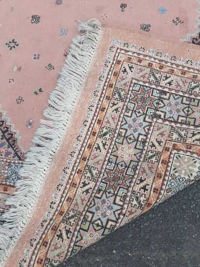 Tapis fond rose à décors géométriques
416...