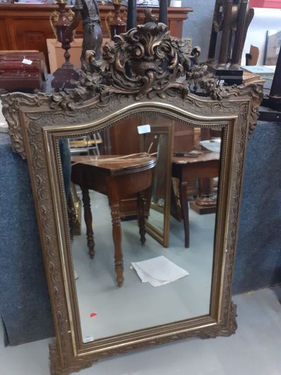 Miroir en stuc doré Napoléon III
130 x 84...