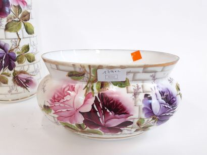 Vase en verre émaillé à décor de fleurs 
H...