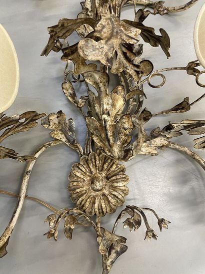 trois appliques en tole laquée à décor de...