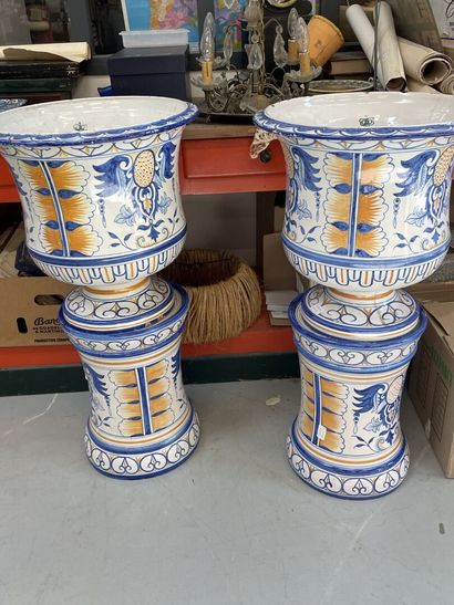 NEVERS deux colonnes en faience 
H : 89 D...