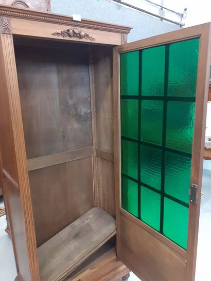 Petite vitrine en bois naturel 
161 x 64...