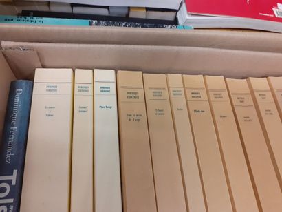 Lot de quatre cartons de livres dont des...