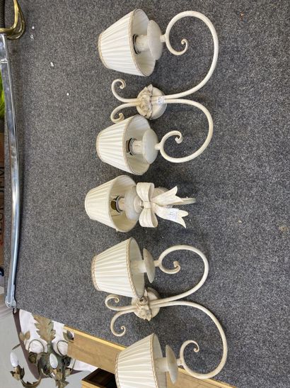 Paire d'appliques à deux feux en métal laqué...
