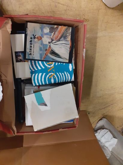 Lot de trois cartons de livres comprenant...