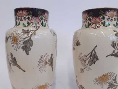 Paire de vases balustre à décor de marguerites...