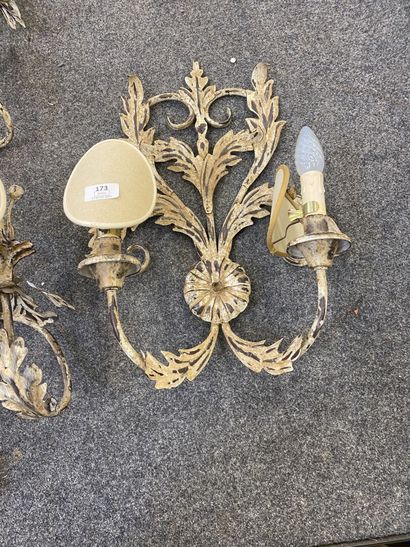 trois appliques en tole laquée à décor de...