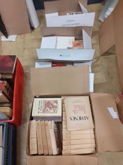 Lot de quatre cartons de livres comprenant...