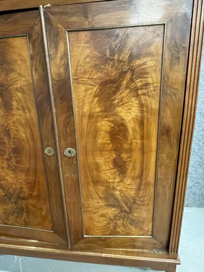 Armoire basse en acajou et plaquage d'acajou...