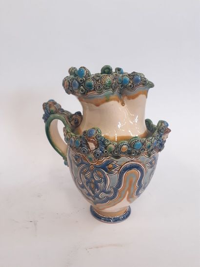 Pichet en faience 
H : 27 cm 
Signé et daté...