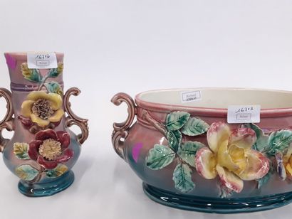 Paire de vases à décor de fleurs en relief...