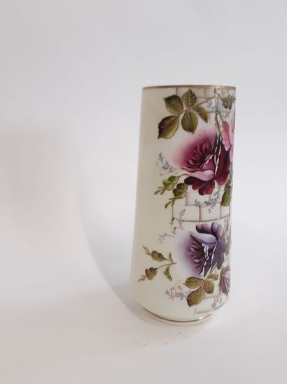 Vase en verre émaillé à décor de fleurs 
H...