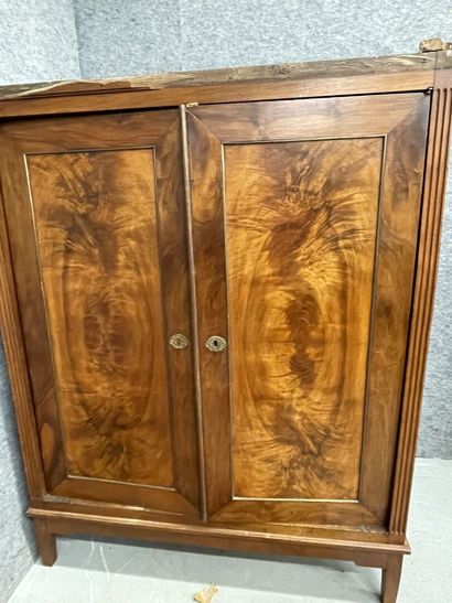 Armoire basse en acajou et plaquage d'acajou...