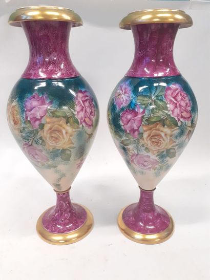 Paire de vases fuseau en ceramique à décor...