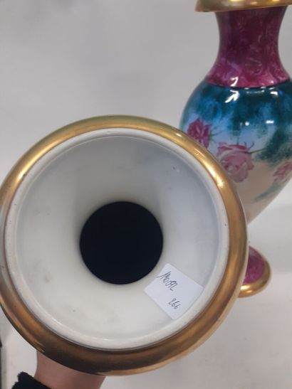 Paire de vases fuseau en ceramique à décor...