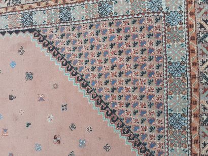 Tapis fond rose à décors géométriques
416...