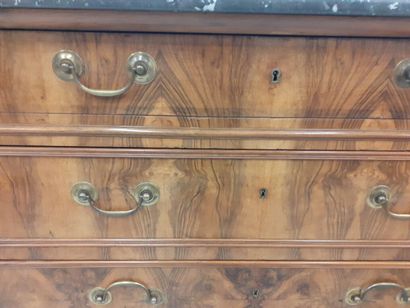 Commode en bois naturel ouvrant par trois...