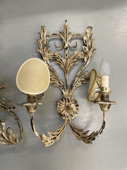 trois appliques en tole laquée à décor de...