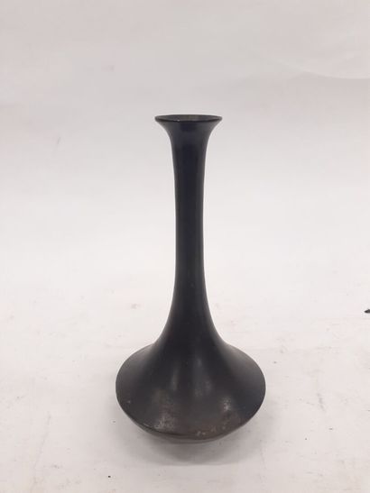 CHINE 
Petit vase en bronze 
H : 20 cm 