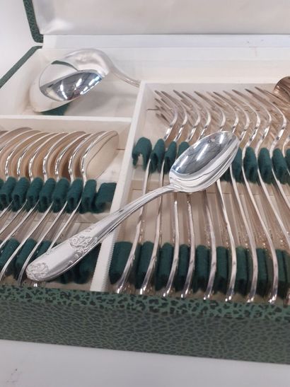 Ménagère en métal argenté dans un coffret...