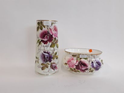 Vase en verre émaillé à décor de fleurs 
H...