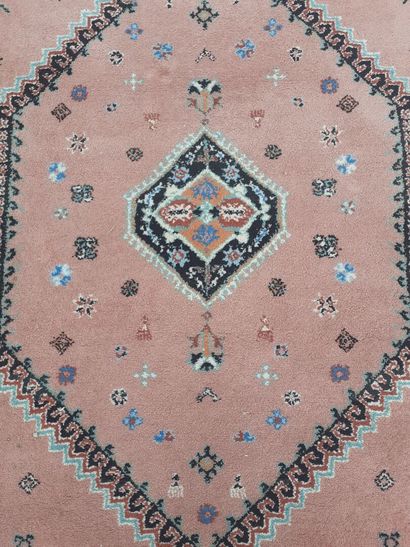 Tapis fond rose à décors géométriques
416...