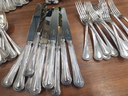 Couverts en métal argenté :12 grandes fourchettes,...