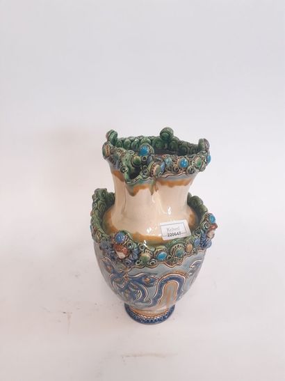 Pichet en faience 
H : 27 cm 
Signé et daté...
