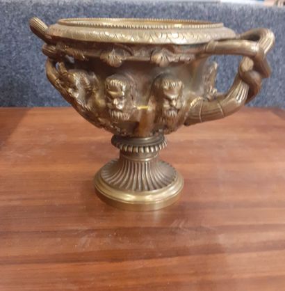 Coupe en bronze doré sur pied douche à décor...