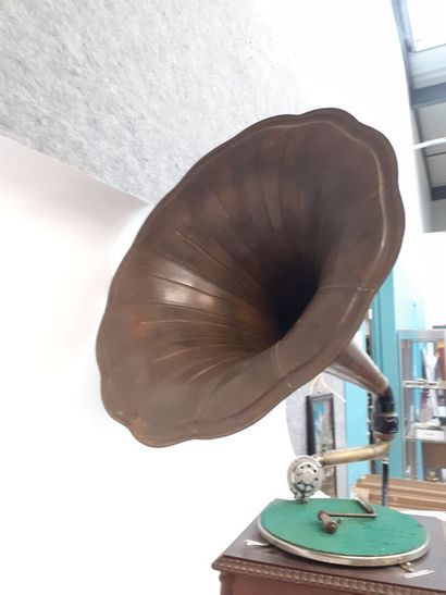 Grammophone avec pavillon
Fonctionne, avec...