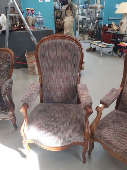 Trois fauteuils de style voltaire à crémaillère...