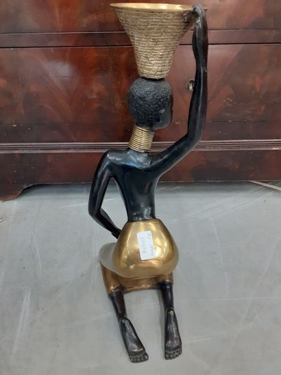 Africaine au panier, epreuve en bronze patiné...